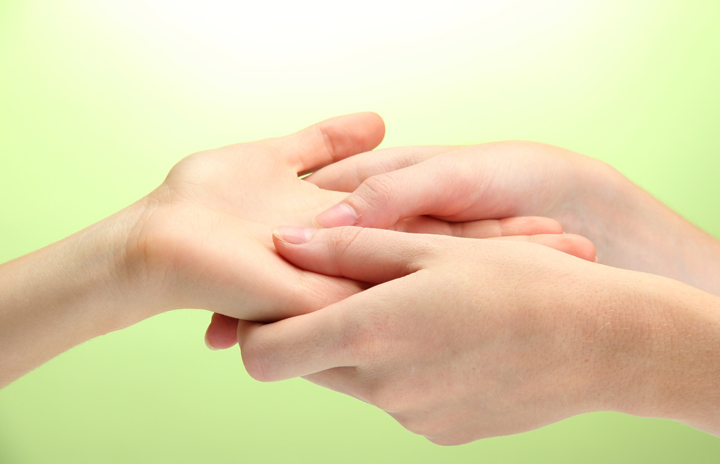 手の中央にあるマルマポイントを押している