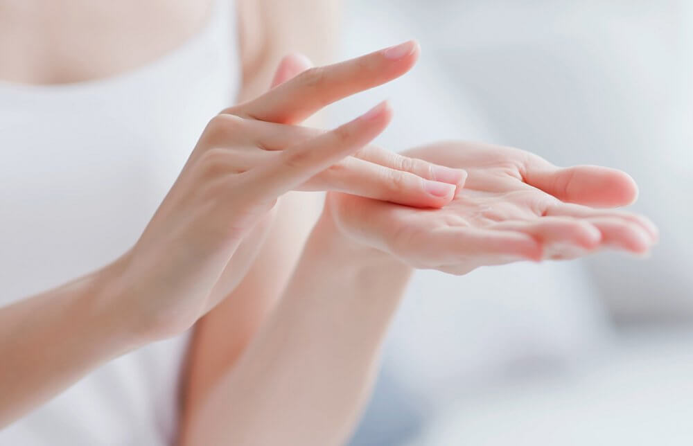 ハンドケアをしている女性の手