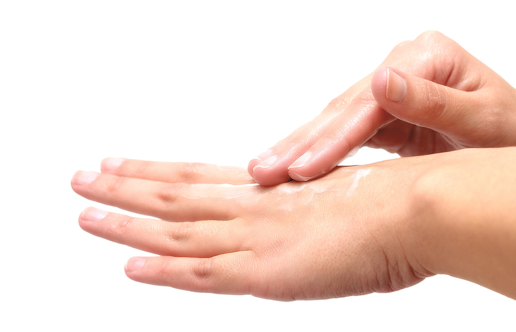 ハンドクリームを塗っている手