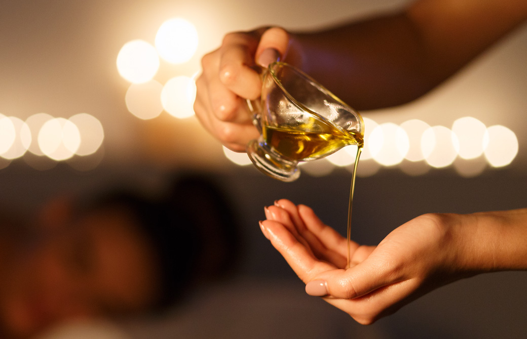 オイルを手に垂らしているところ