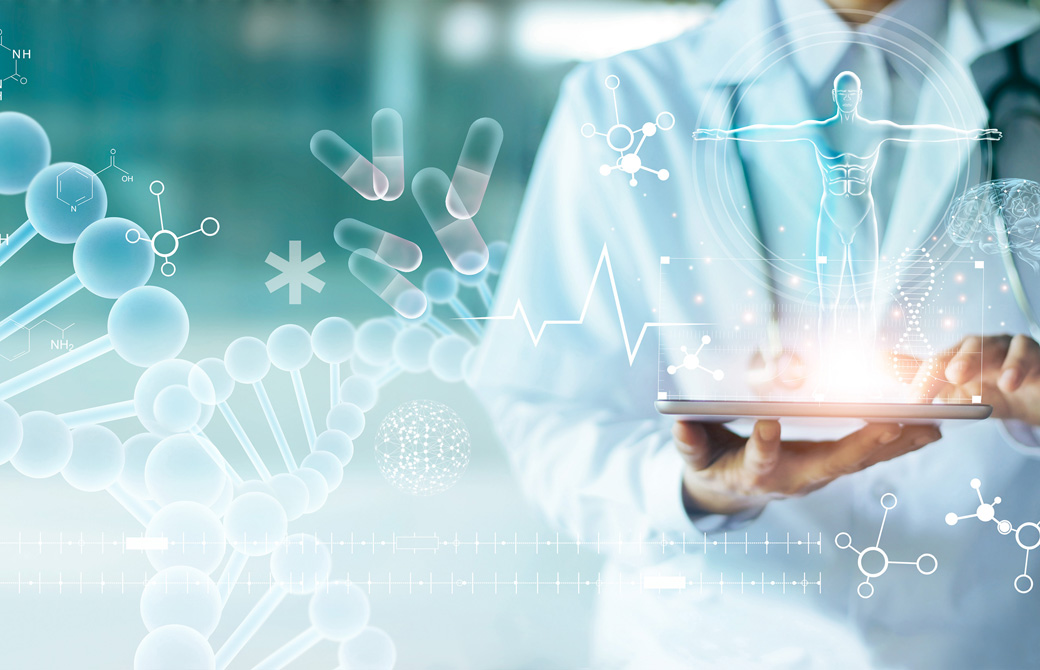 白衣姿の男性がタブレットを手にしている