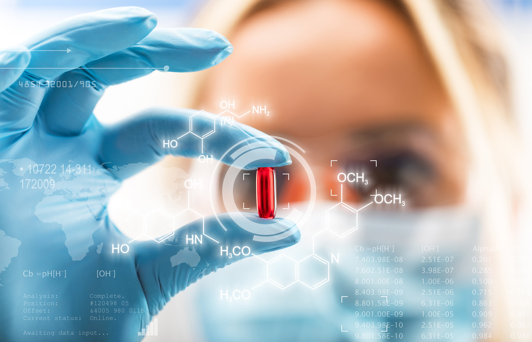 赤い薬のカプセルを手にした女性