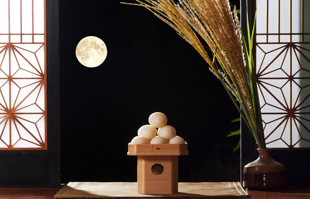 縁側から見る満月とススキと月見団子