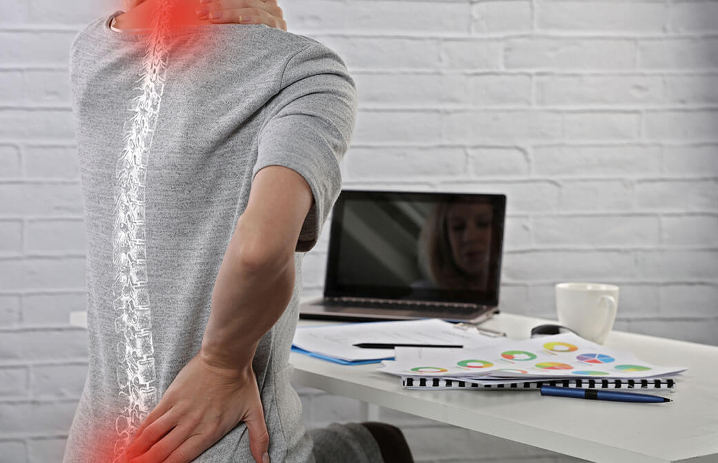 身体の痛みが続く女性