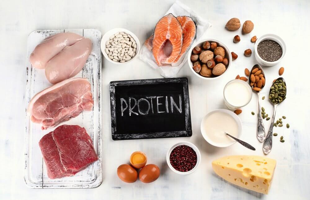 タンパク質を多く含んだ食材が並んでいる