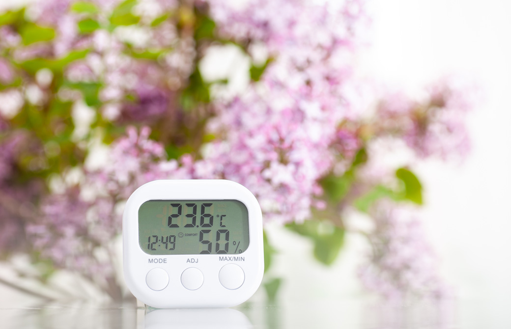 花をバックにした湿度温度計