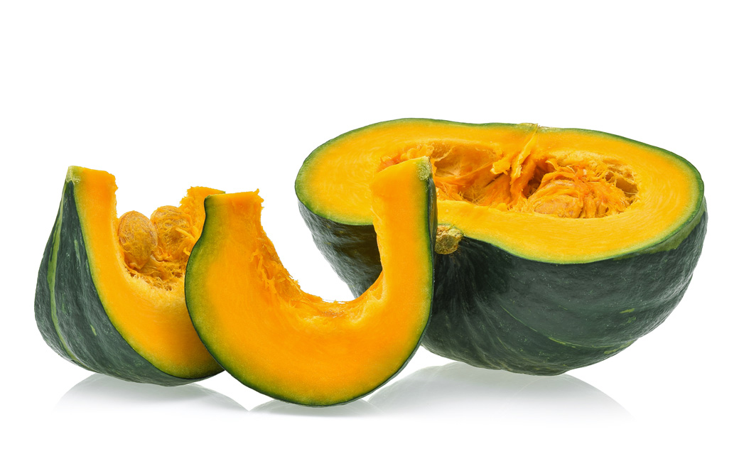 半身のカボチャとスライスされたもの