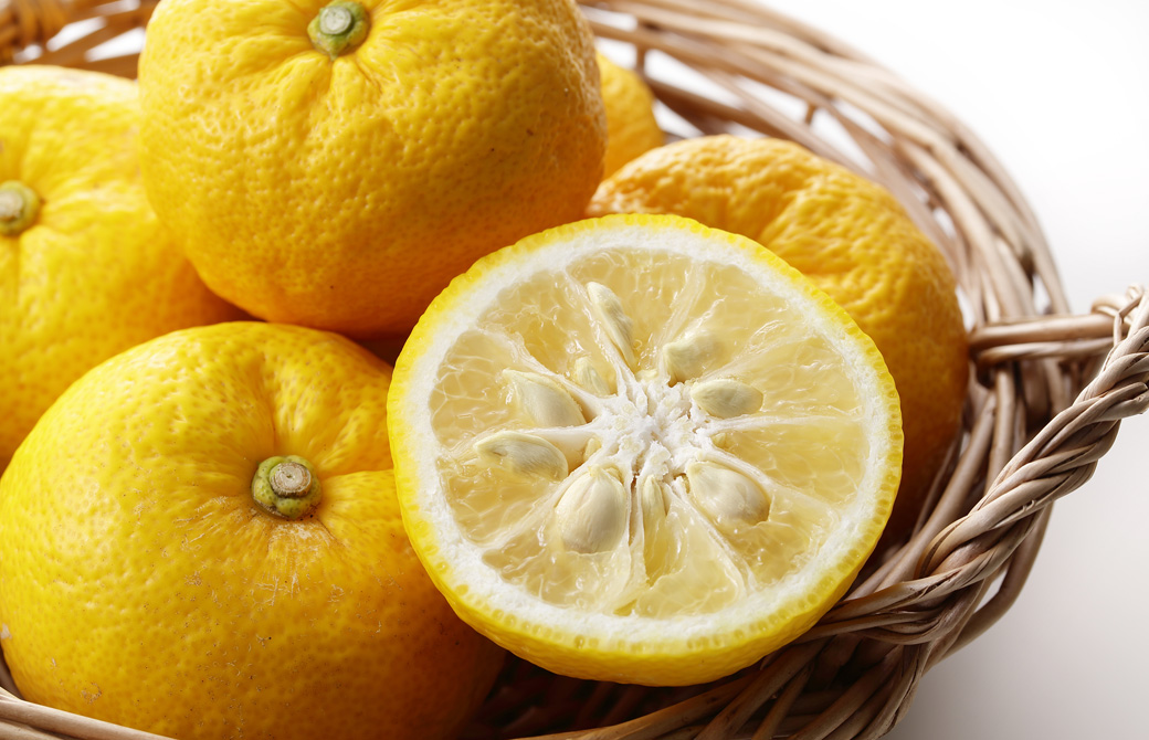 かごに入った数個の柚子