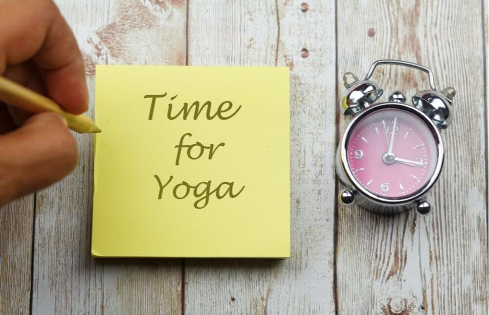 時計とヨガの時間と書かれたメモ用紙