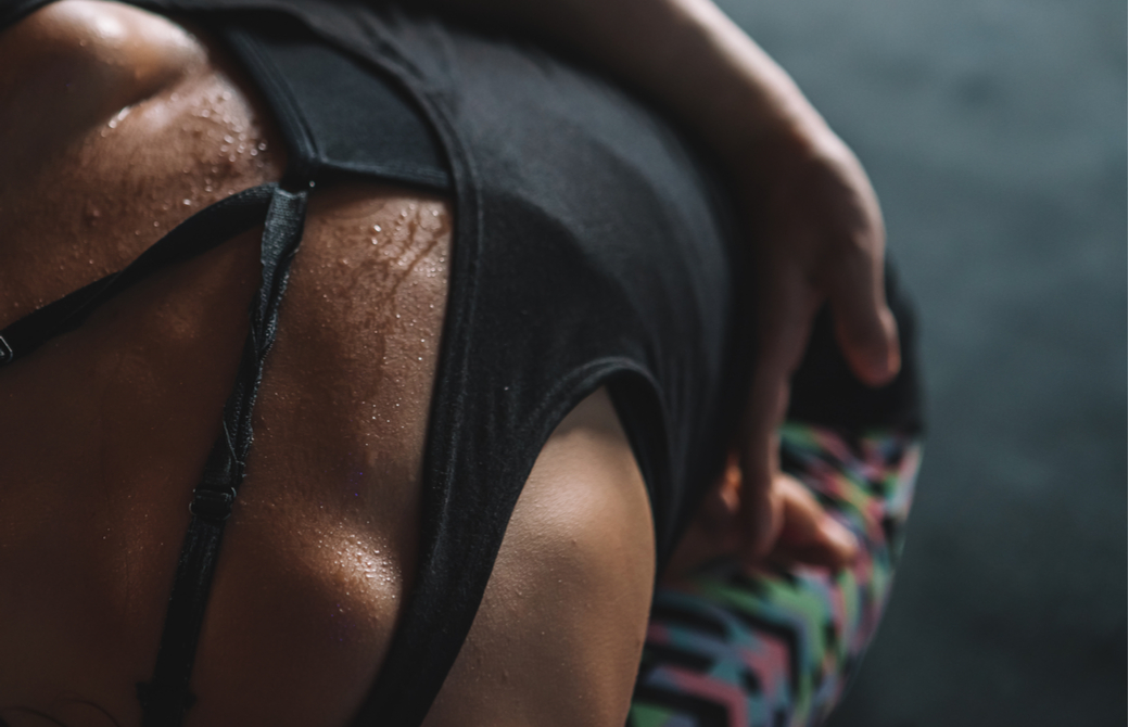 ホットヨガで汗をかく女性