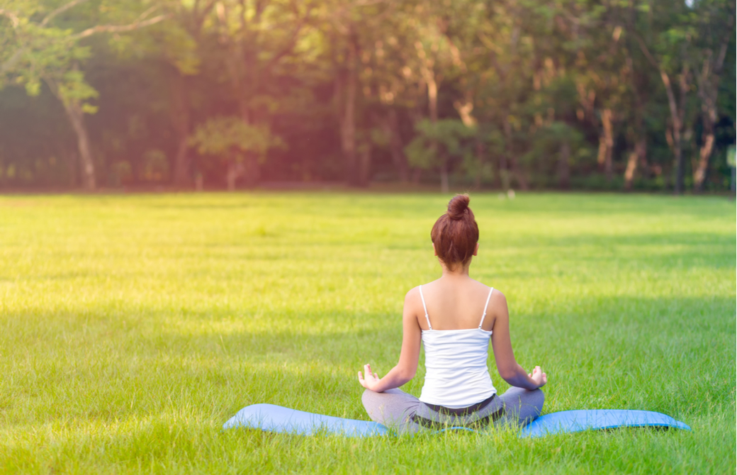 公園でヨガを楽しむ女性