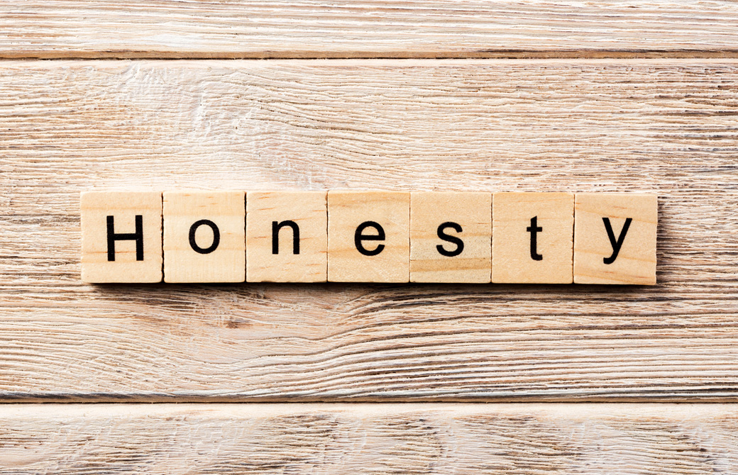 Honestyと並んだ木のブロック