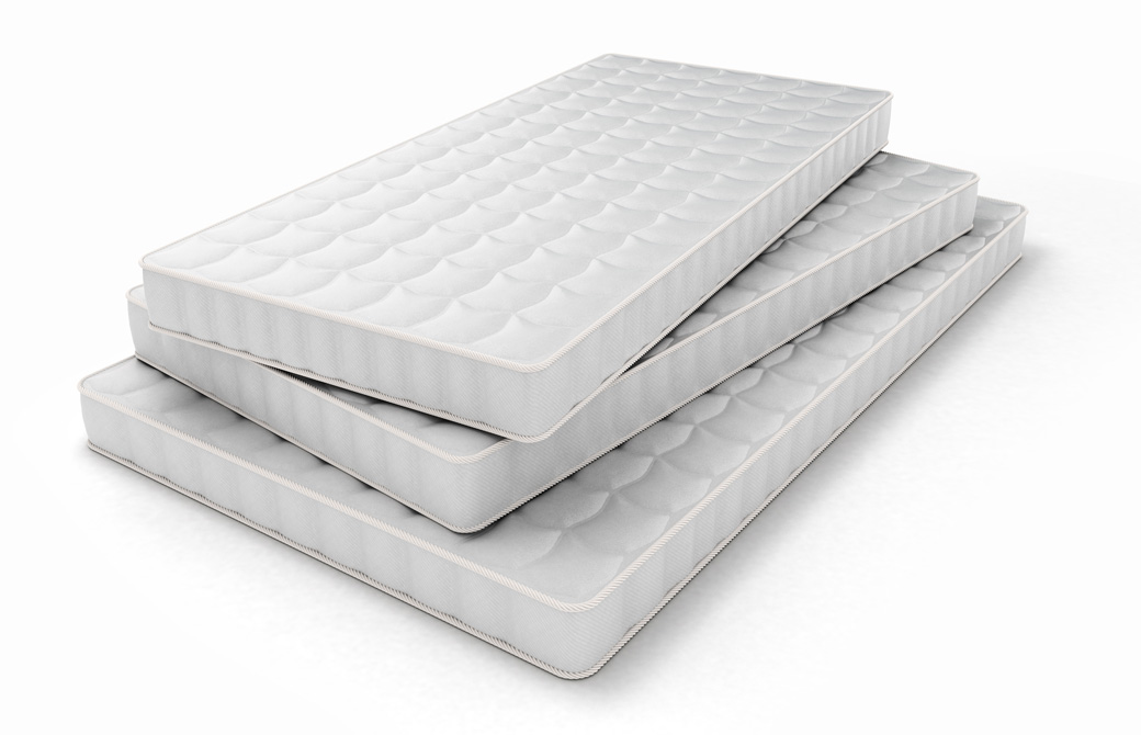 3段に積まれたベッドマットレス