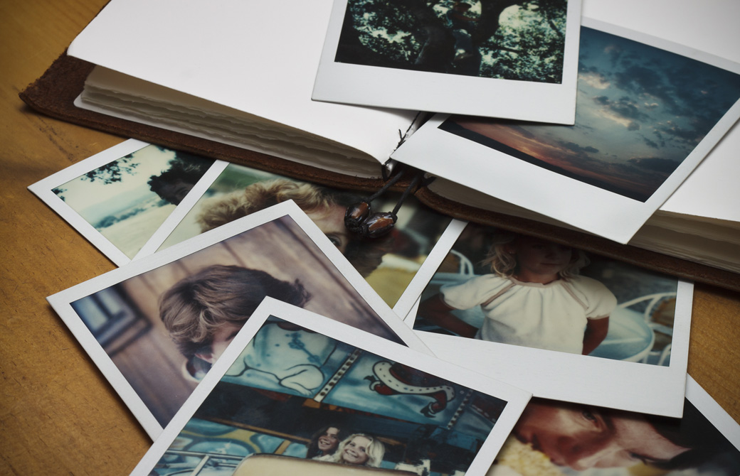 ポラロイドカメラの写真とノート