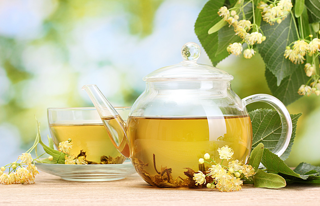 ハーブティーのポットとカップ