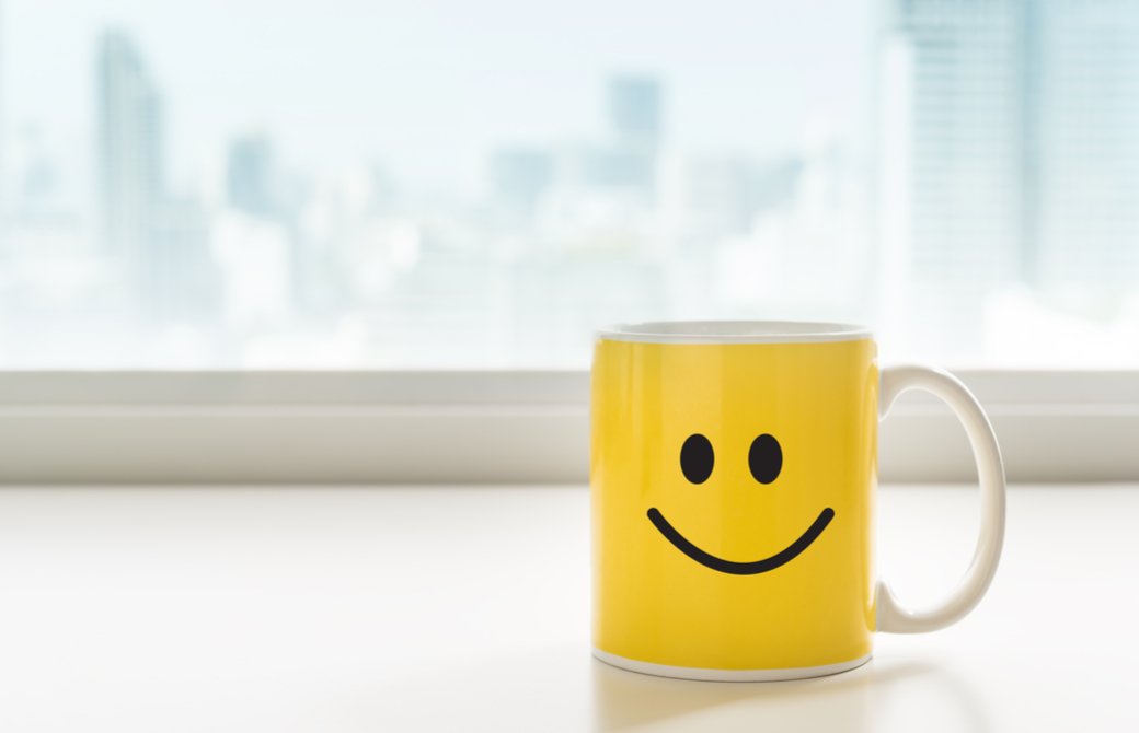 ニコちゃんマークの黄色いマグカップ