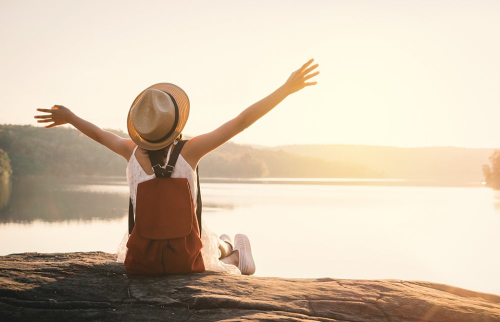 湖畔で女性がリフレッシュしているところ
