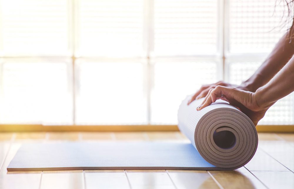 ヨガマットをまるめている様子