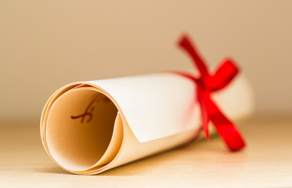 ヨガインストラクターになるには資格が必要？