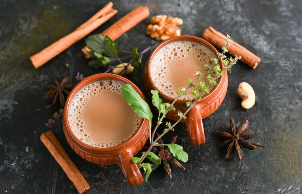 ホットチャイとシナモンスティックなどスパイスやハーブ