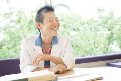 笑顔の高尾美穂先生