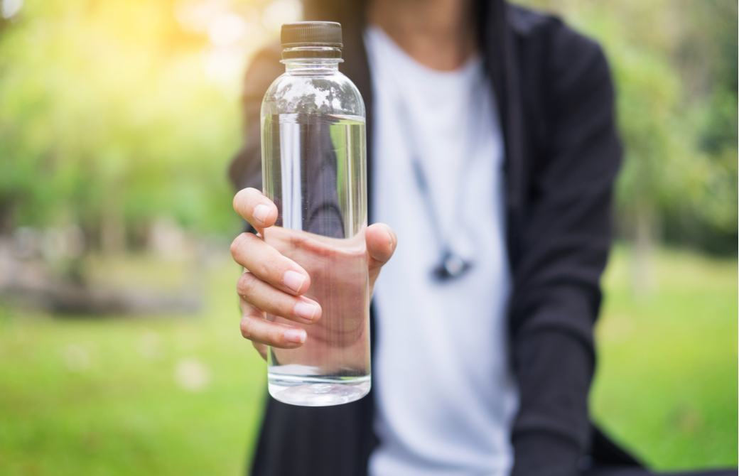 差し出された水の入ったボトル