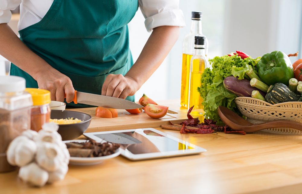 女性が野菜を切っている様子