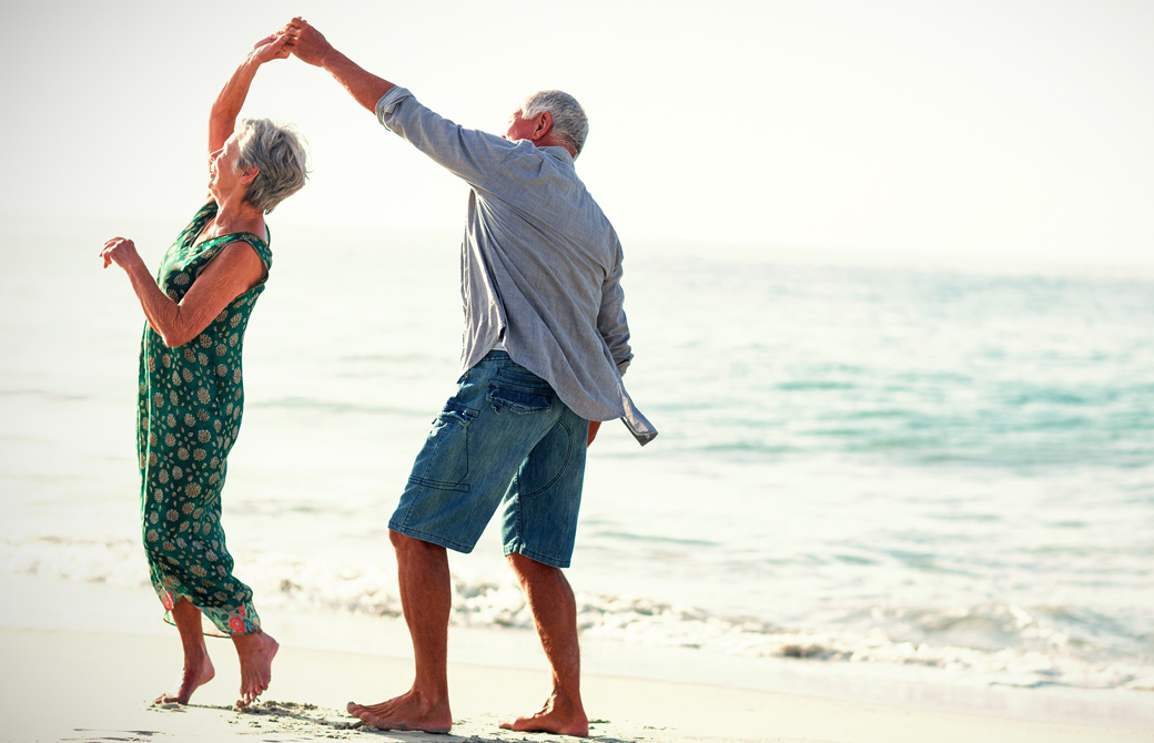 老夫婦が浜辺でダンスを楽しんでいる