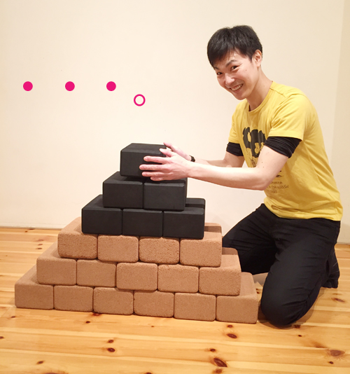 ヨガブロックをピラミッド風に重ねてみました