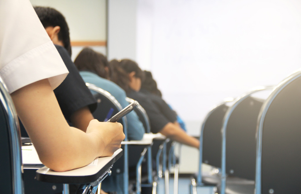 テーブルにつき講義を聞くひとたち