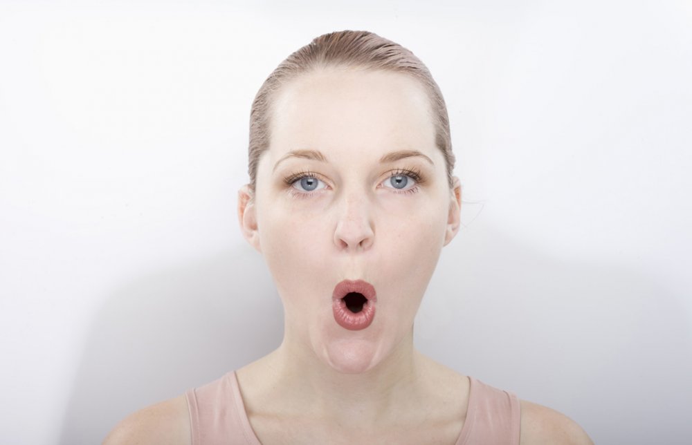 口をすぼめて突き出し顔ヨガをしている女性