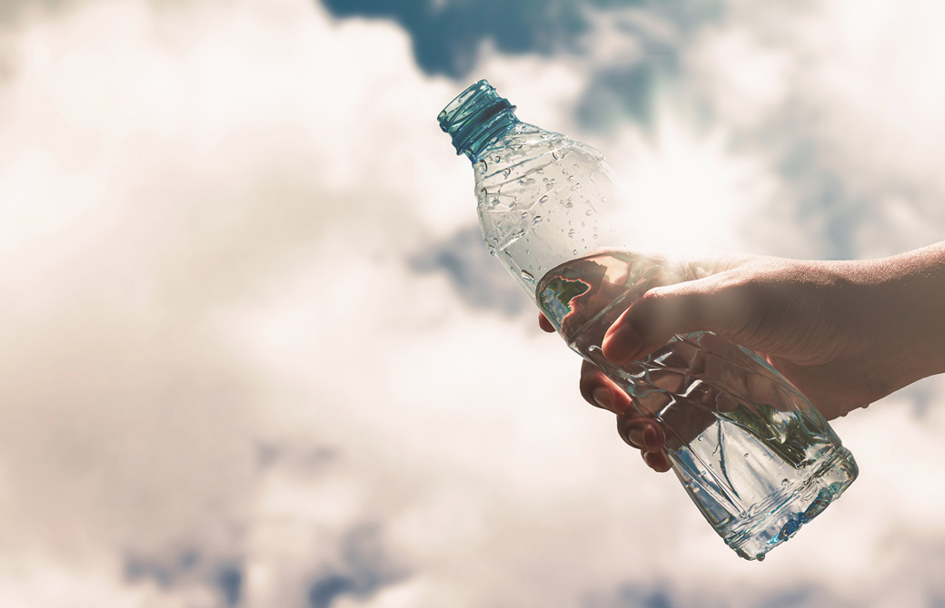 空と水の入ったペットボトル
