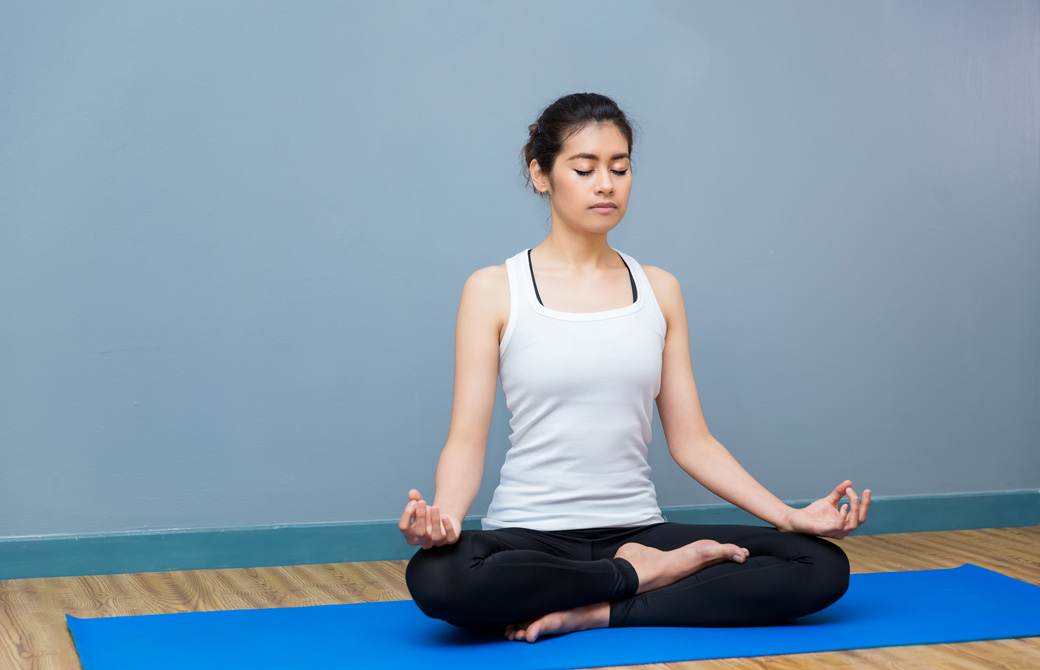 あぐらの姿勢で瞑想している女性