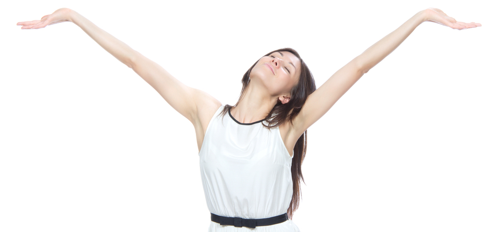手を広げ伸びをする女性