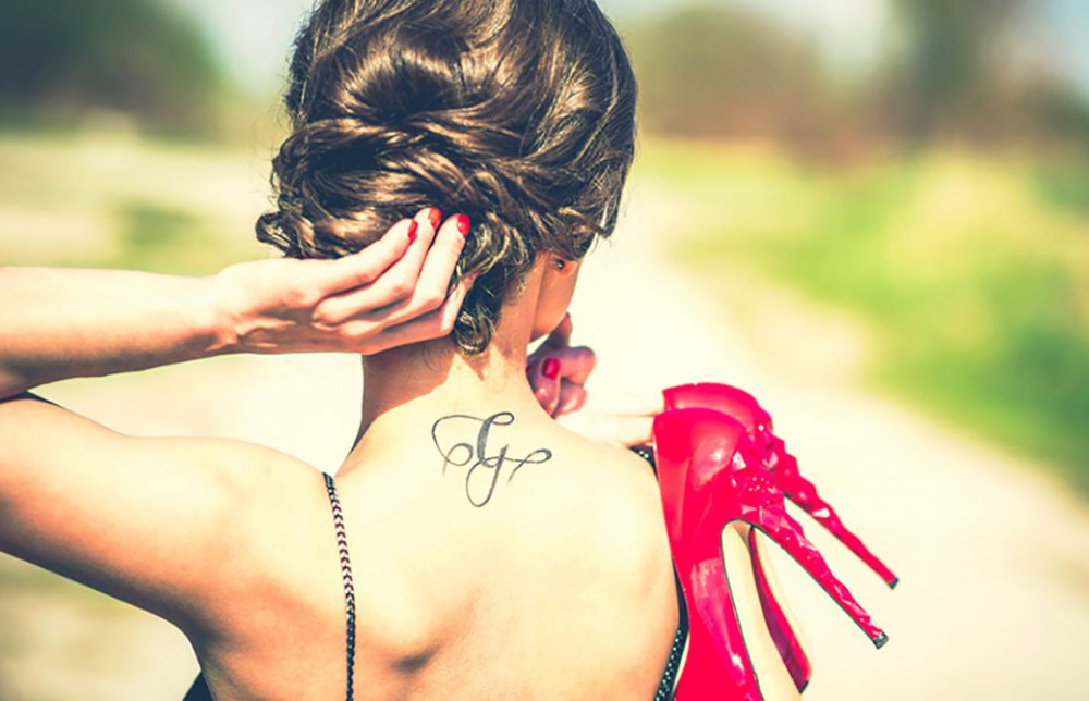 背中美人な女性の後姿