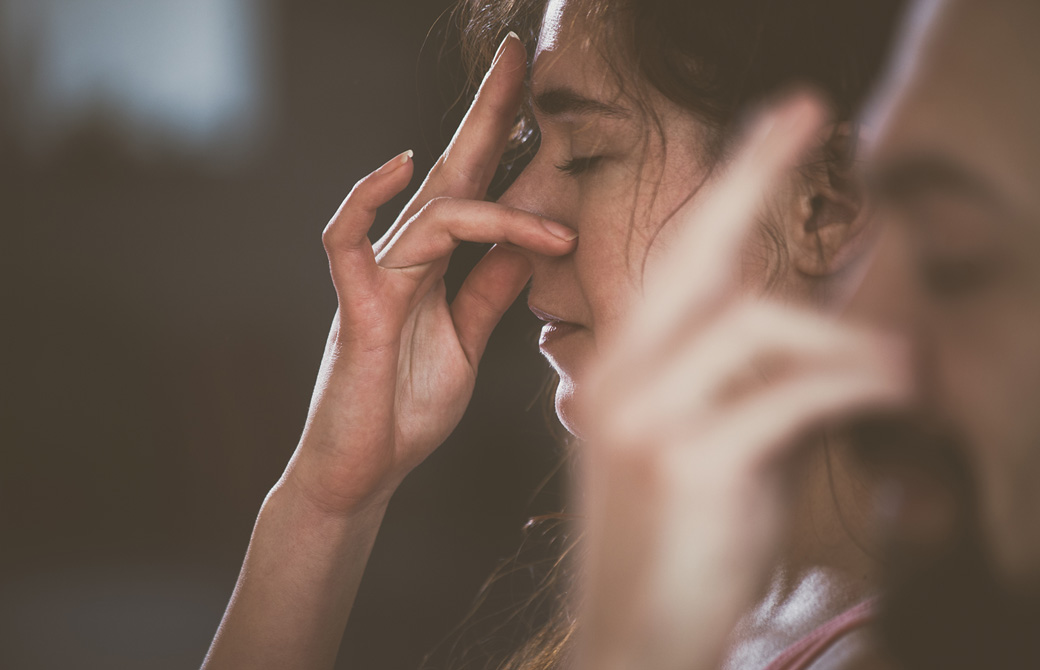 ナディーショダナ呼吸法をする女性