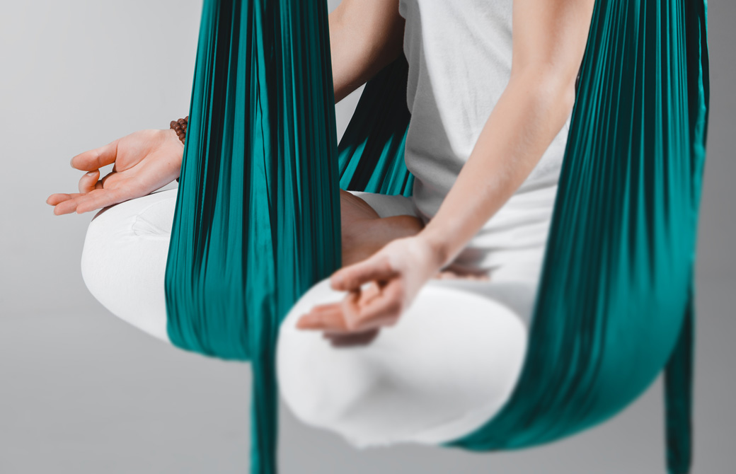 ティシューの中で安楽座をする女性