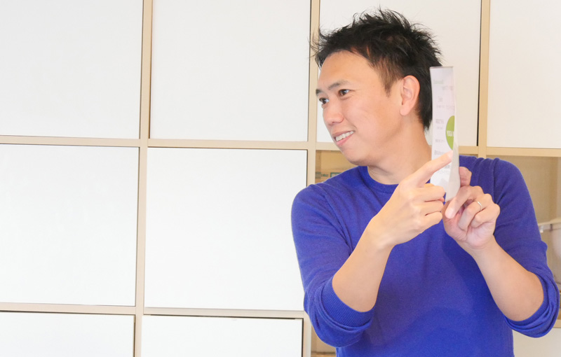 紙をもって説明する酒造博明氏