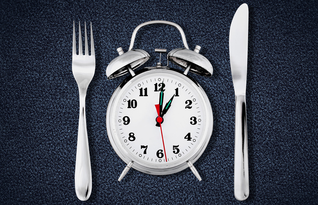 目覚まし時計とナイフとフォーク