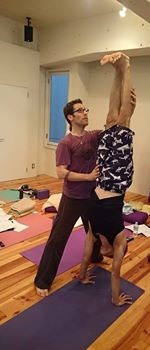 Jブラウン先生にハンドスタンドのアシストを受ける受講生