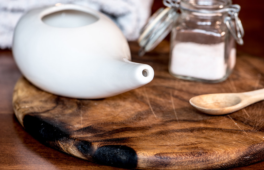 ネティポットと塩を木製スプーン