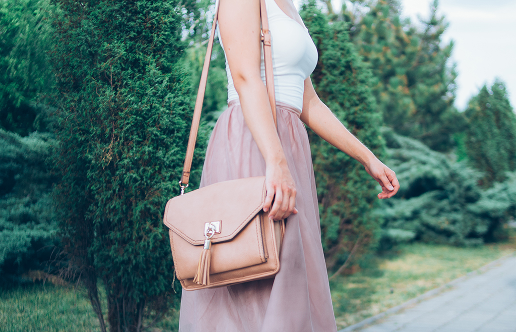 いつも同じ肩にバッグかけてない？