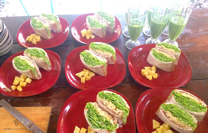 グリーンリーフのサンドイッチとグリーンスムージー