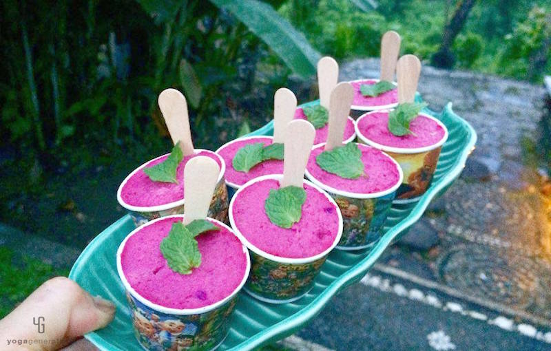 カップに入った紫色のペースト