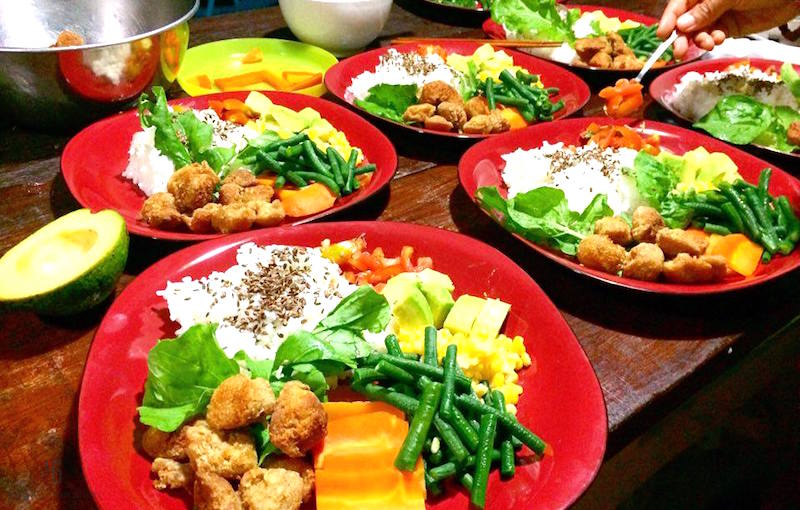 赤い皿に乗ったプレートランチ