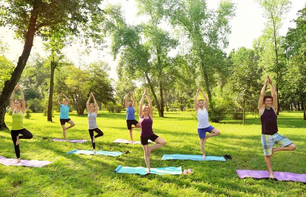 公園でパークヨガを楽しむひとたち