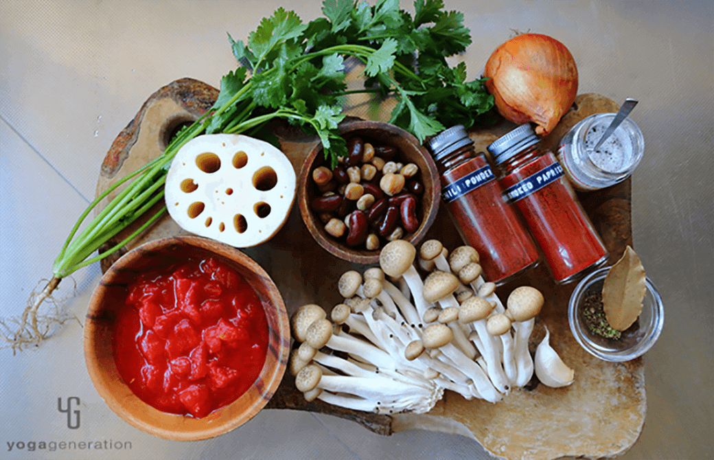 カッティングボードに載せたレンコン、シメジ、チリビーンズなどの食材