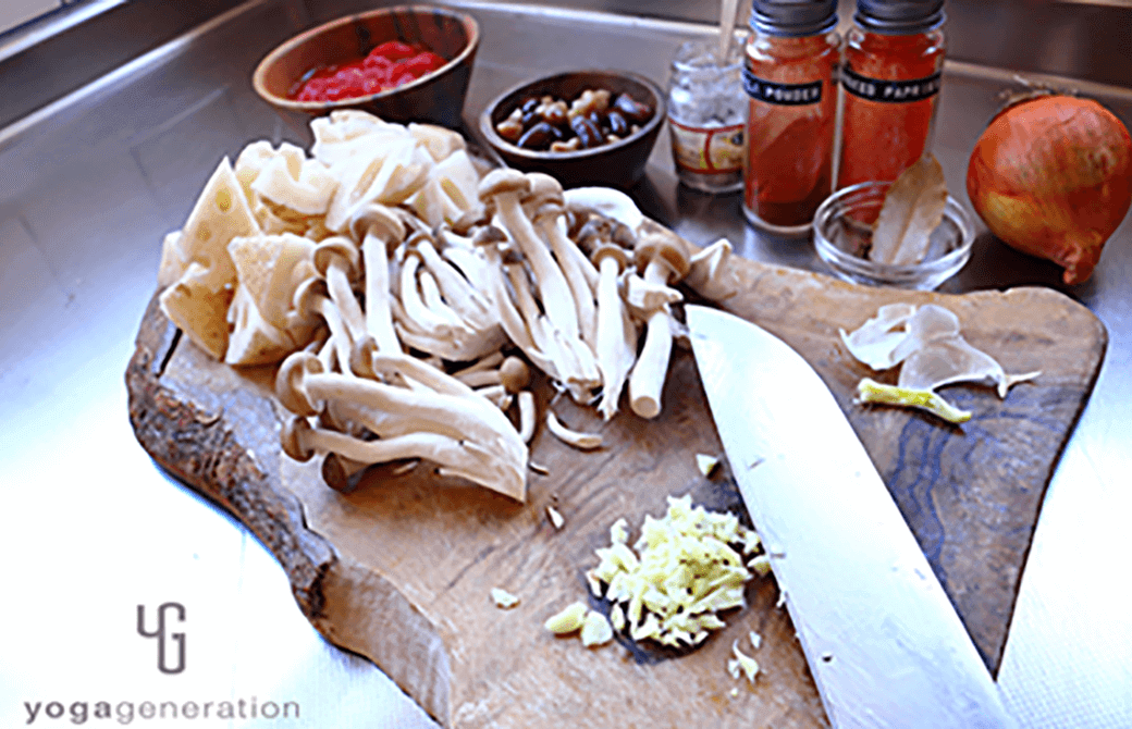 食べやすい大きさにカットしたレンコンやシメジ、粗みじん切りにしたニンニクなどの食材