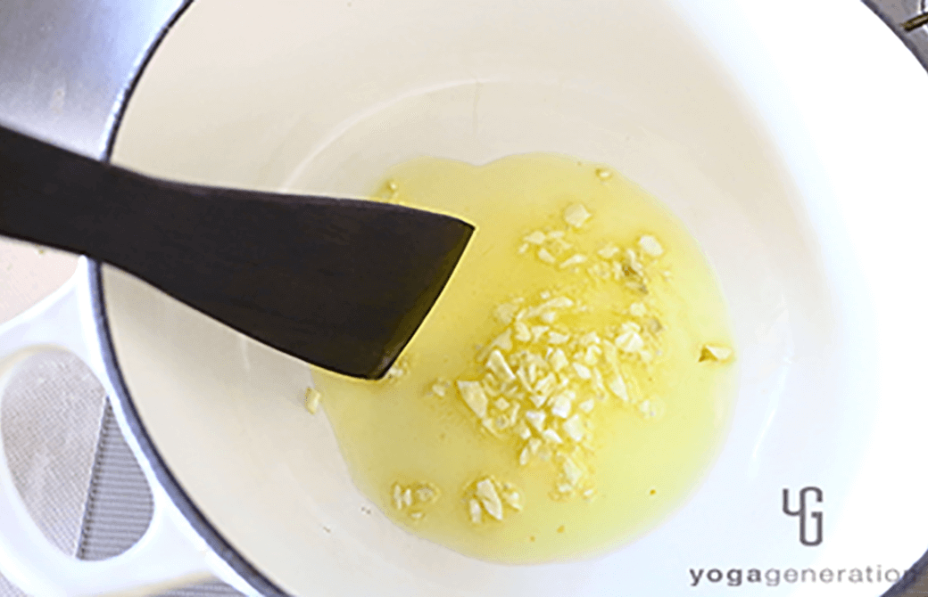 オリーブオイルを入れたお鍋でニンニクの香りを引き出しているところ