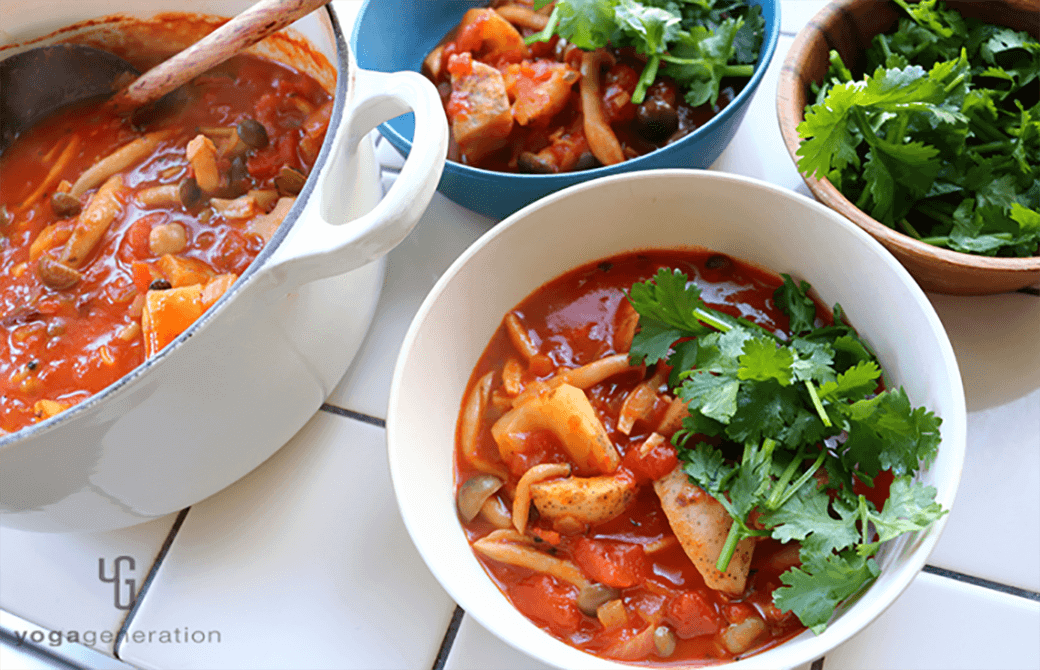 白とブルーのお皿に盛り付けたレンコンとシメジ、お豆のメキシカン・チリ・スープ